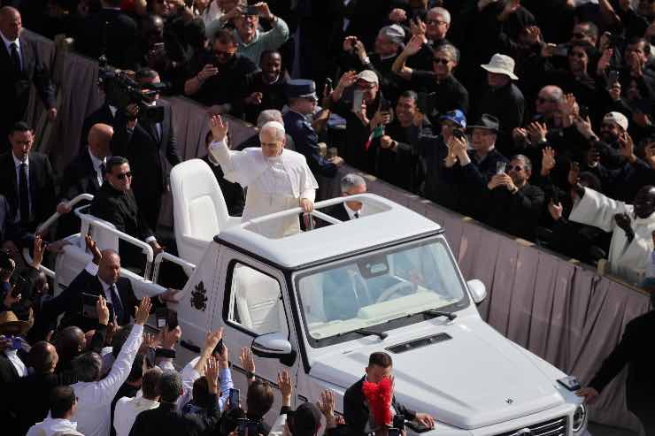 Papamobile prodotta dalla Mercedes