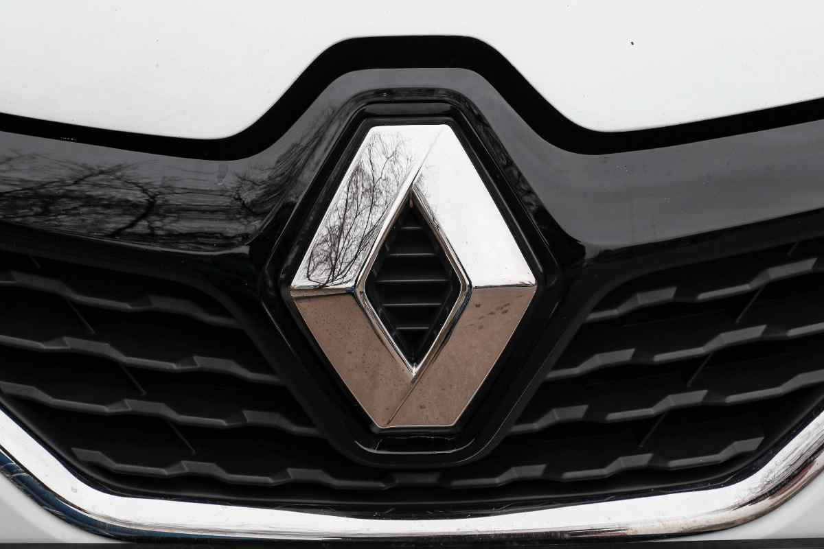 Renault mette in fuorigioco l'elettrico, i nuovi motori sono un tuffo nel passato: sul mercato è un successo clamoroso