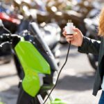 Scooter elettrico, quanto costa fargli un pieno? Attenzione a tutti questi dati