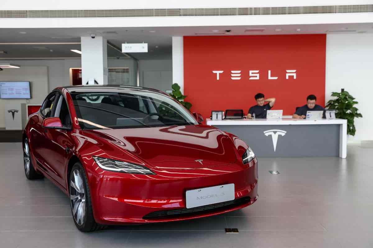 La Tesla Model 3 ha le ore contate? Spunta la nuova auto elettrica che costa meno ed ha più autonomia