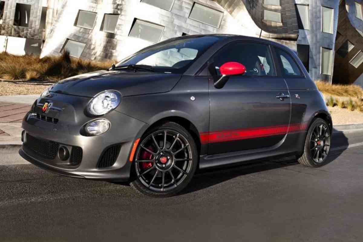 Abarth sceglie il carburante per il futuro, schiaffo all'elettrico: la decisione che può creare una frattura nel mercato