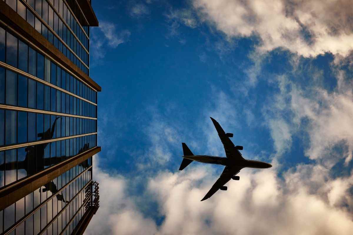 Voli aerei, i consigli per risparmiare soldi: così farete il pieno di prenotazioni
