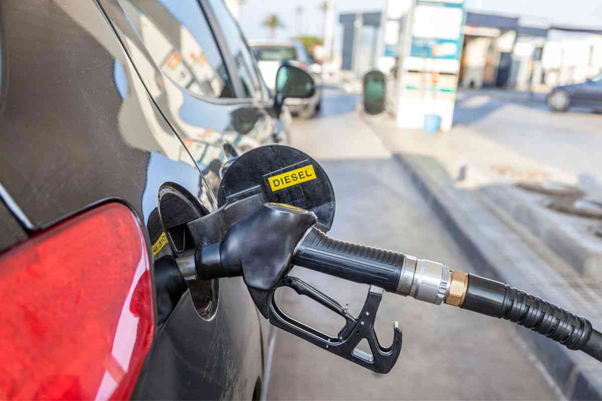 Addio diesel in Italia, ora c'è la data ufficiale: queste auto non potranno più circolare