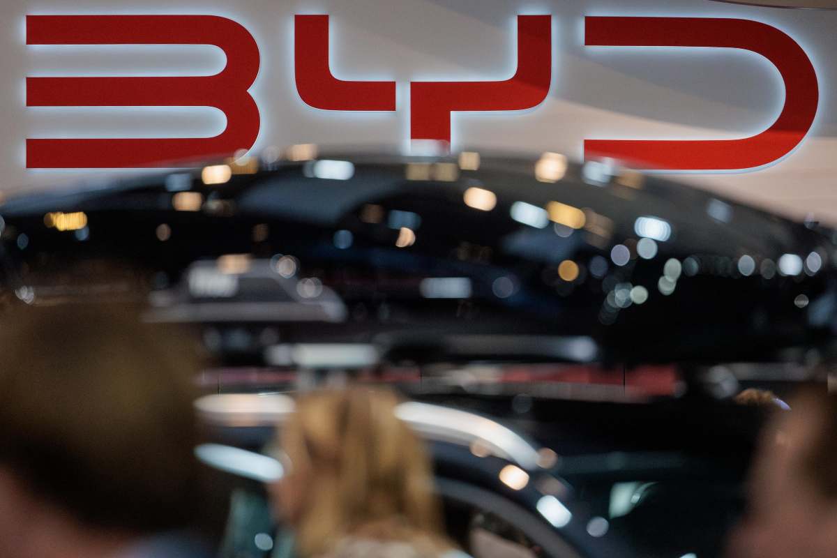 BYD vuole mettere all'angolo anche Dacia: il nuovo modello sembra un'Audi, ma costa quanto una Panda