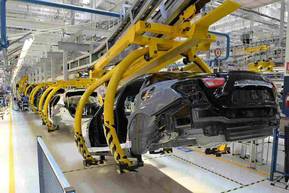 Il colosso dell'auto italiana premium lascia lo stabilimento: centinaia di lavoratori a rischio licenziamento
