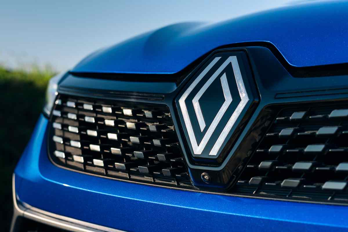 Questa Renault ora è davvero low-cost: costa poco più di una FIAT Panda e ha tutti gli accessori che desideri