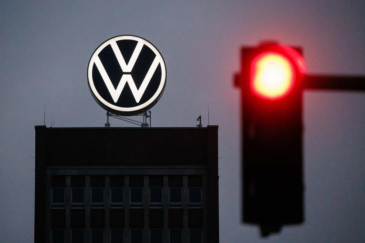 Volkswagen in crisi nera, pronta a vendersi un "pezzo": l'indiscrezione sull'azienda italiana in mano ai tedeschi fa tremare gli operai