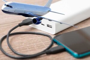 Si può portare il Power Bank in aereo? Come funzionano le regole e i controlli in Italia