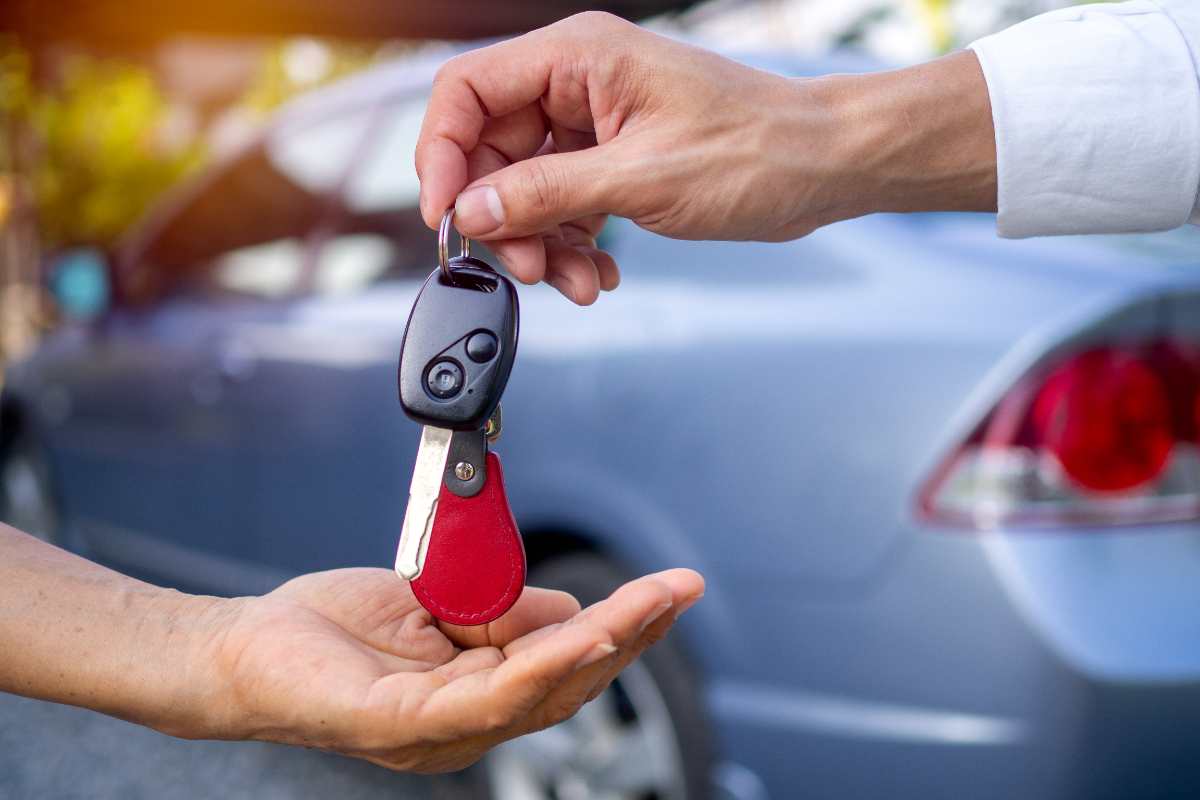 mani si passano le chiavi dell'auto nuova