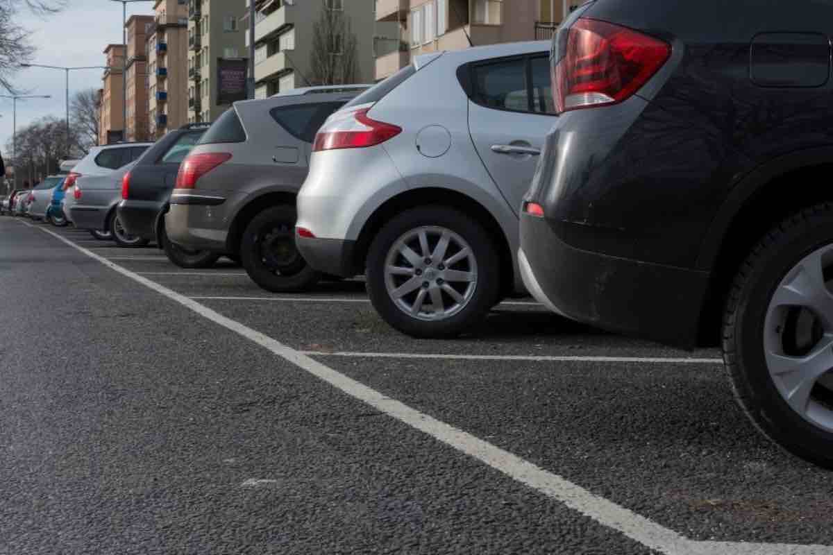 Si può parcheggiare contromano?