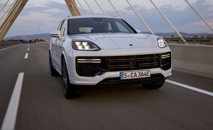 Porsche Cayenne sarà anche a benzina