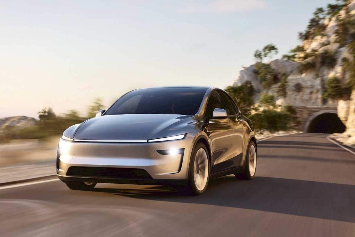 Tesla corre ai ripari