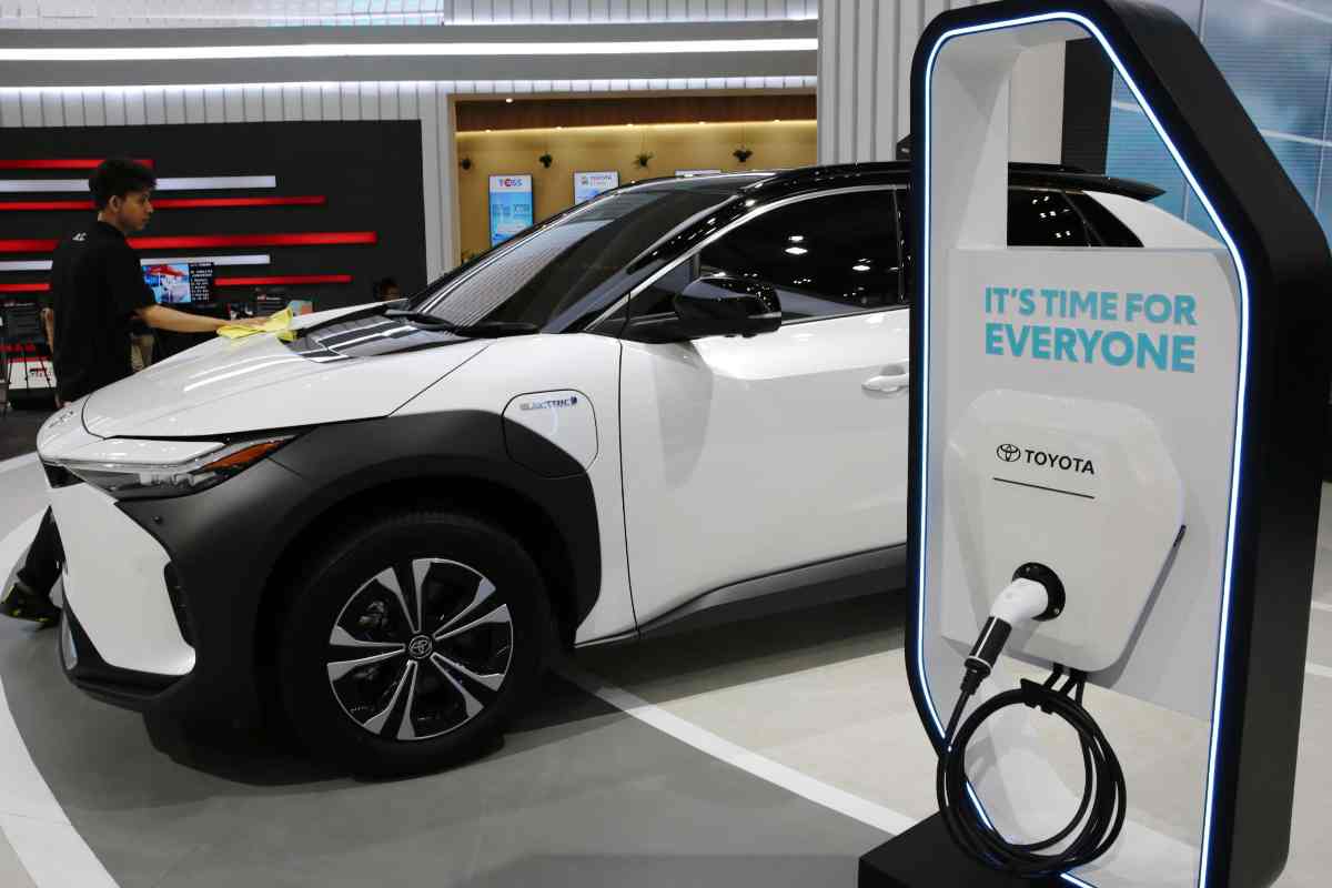 Toyota citata in giudizio: le sue auto elettriche hanno un problema ricorrente