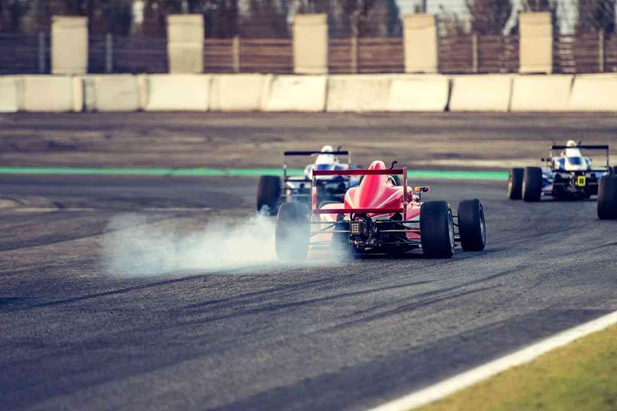 Come nasce un motore per auto da competizione? Tutti i passaggi per creare i propulsori più potenti di sempre