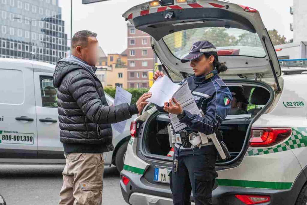 6mila euro di multa, rischi grosso se lo fai: la norma "nascosta" a cui nessuno fa caso, è nuova è può costare caro