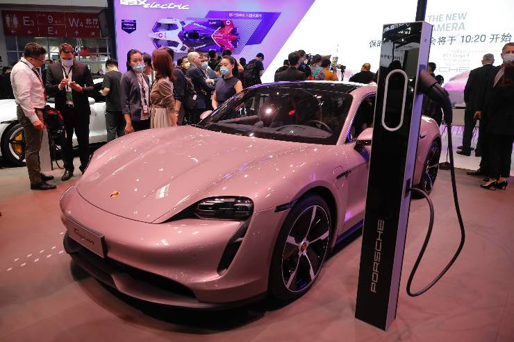 Porsche Taycan sparisce il DNA dei marchi