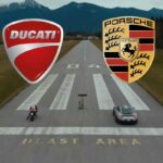 Sfida tra "cugine", Ducati Panigale contro Porsche GT2 RS: lotta pazzesca, l'ha distrutta (VIDEO)