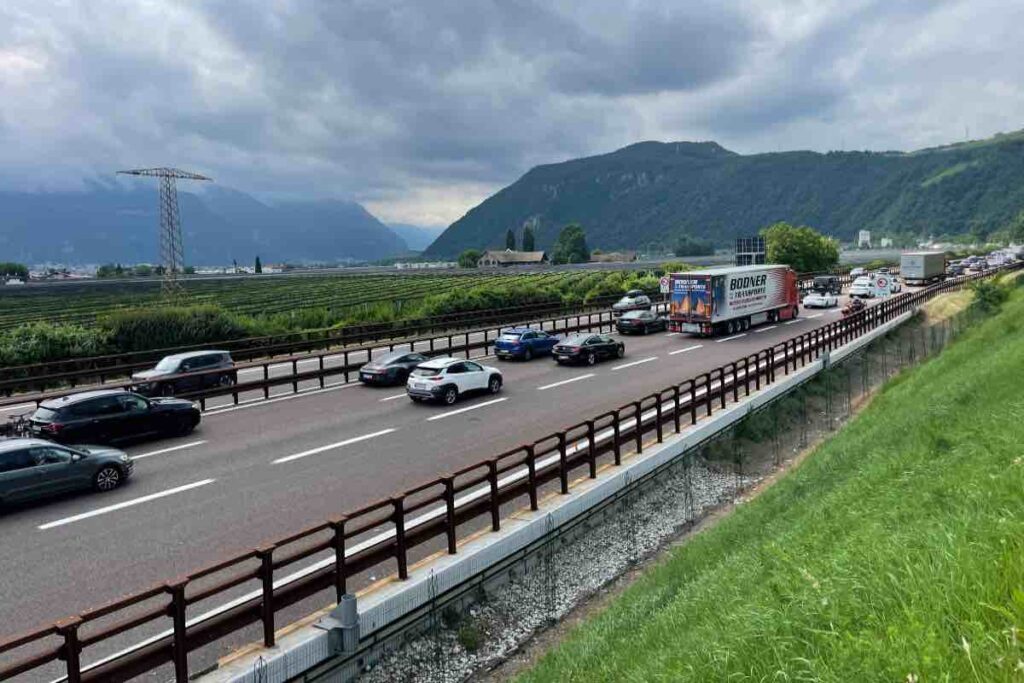 Autostrada uomo rischia la vita