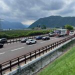 Autostrada uomo rischia la vita