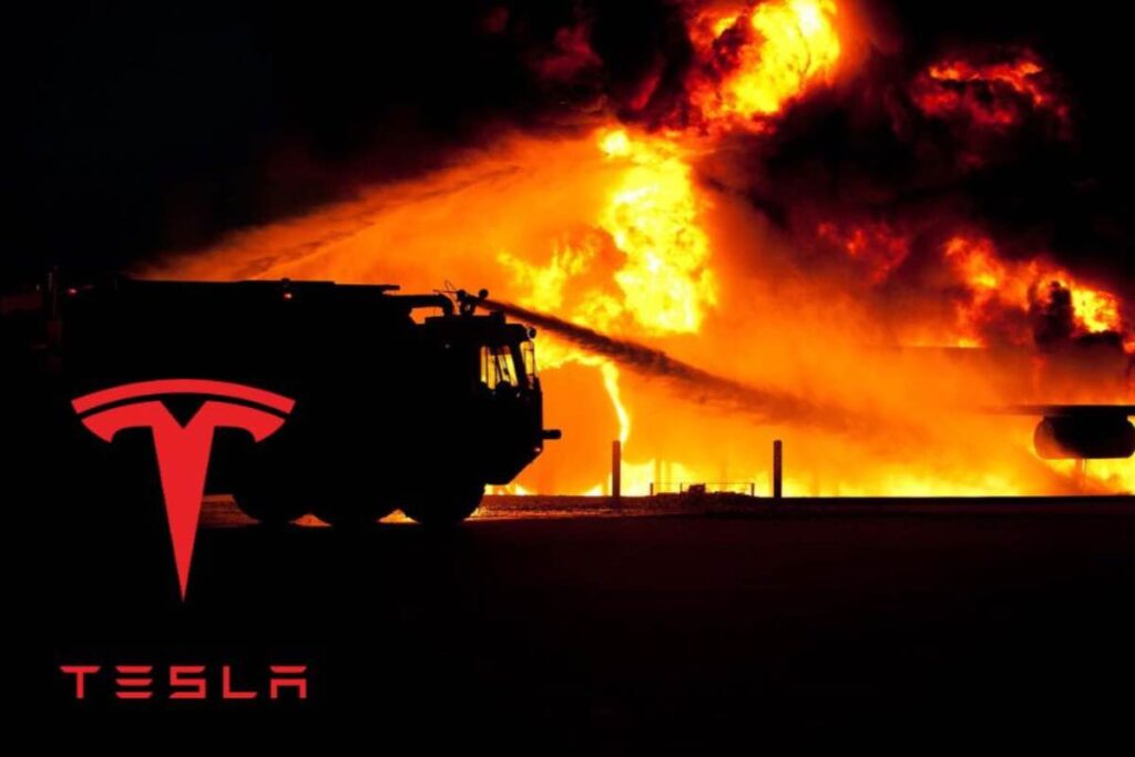 Incendio camion Tesla in autostrada