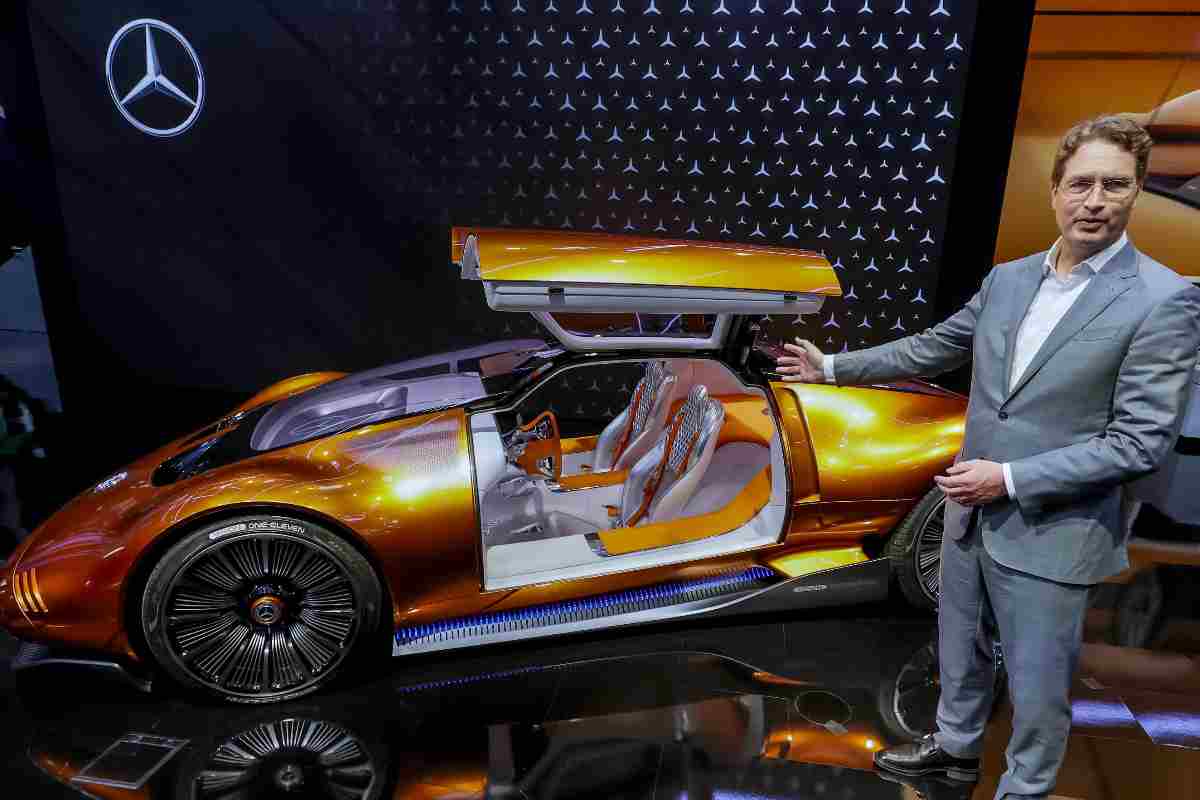 Auto elettriche: appello di Mercedes