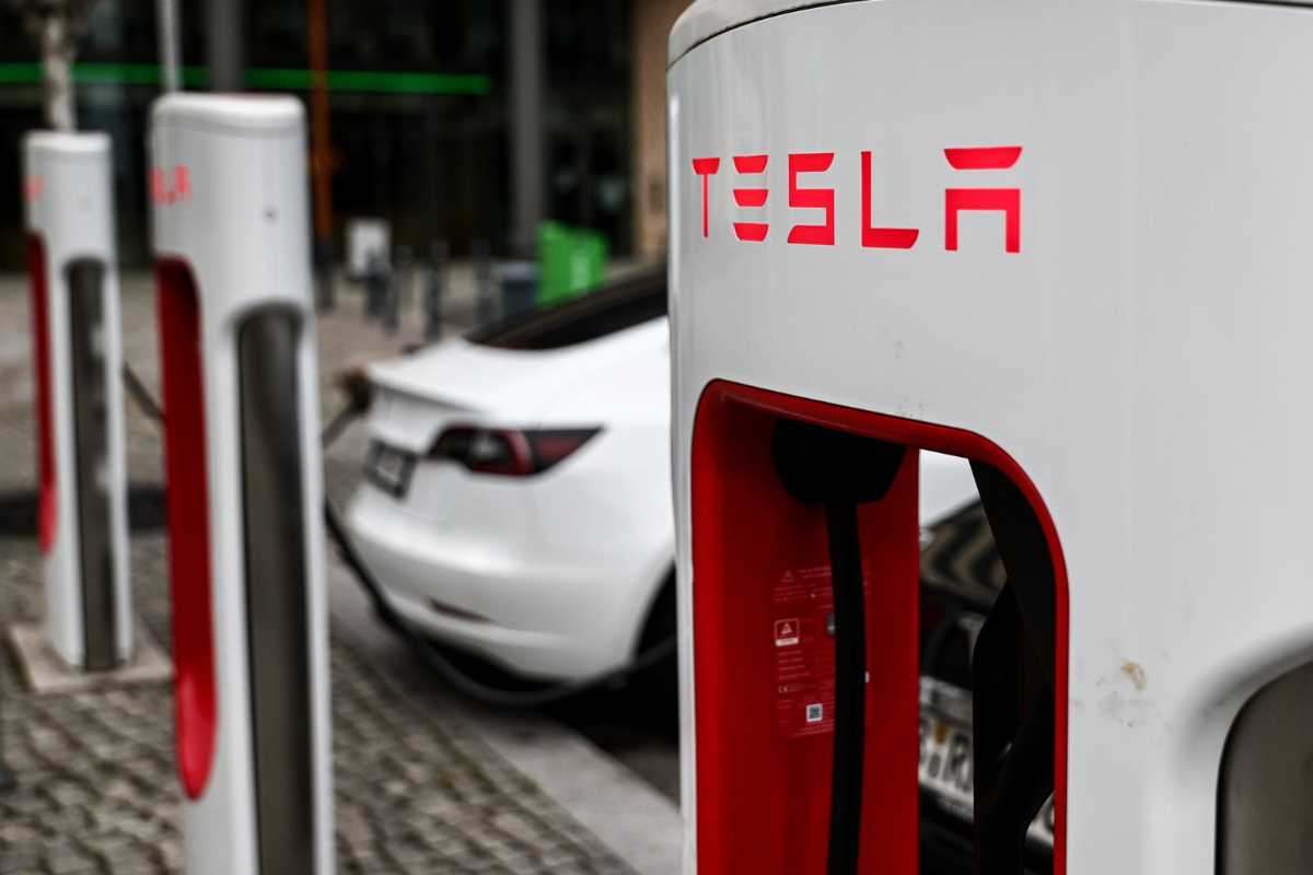 Tesla, stop agli ordini