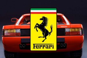 Sembra una Batmobile, ma lì sotto c'è una Ferrari Testarossa: la vera sorpresa però è il motore (VIDEO)