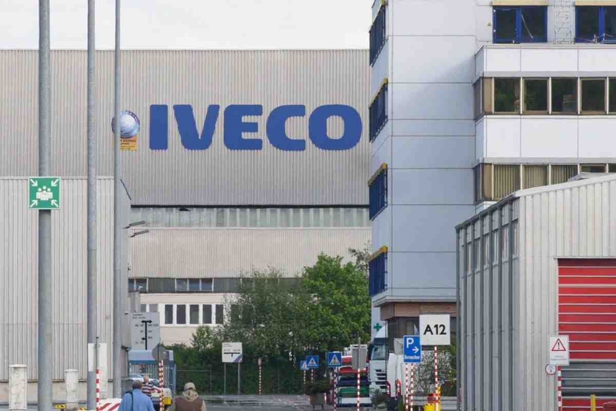 Quanto arriva a guadagnare un operaio che lavora all'Iveco? L'azienda venduta da Elkann è un punto di riferimento in Italia