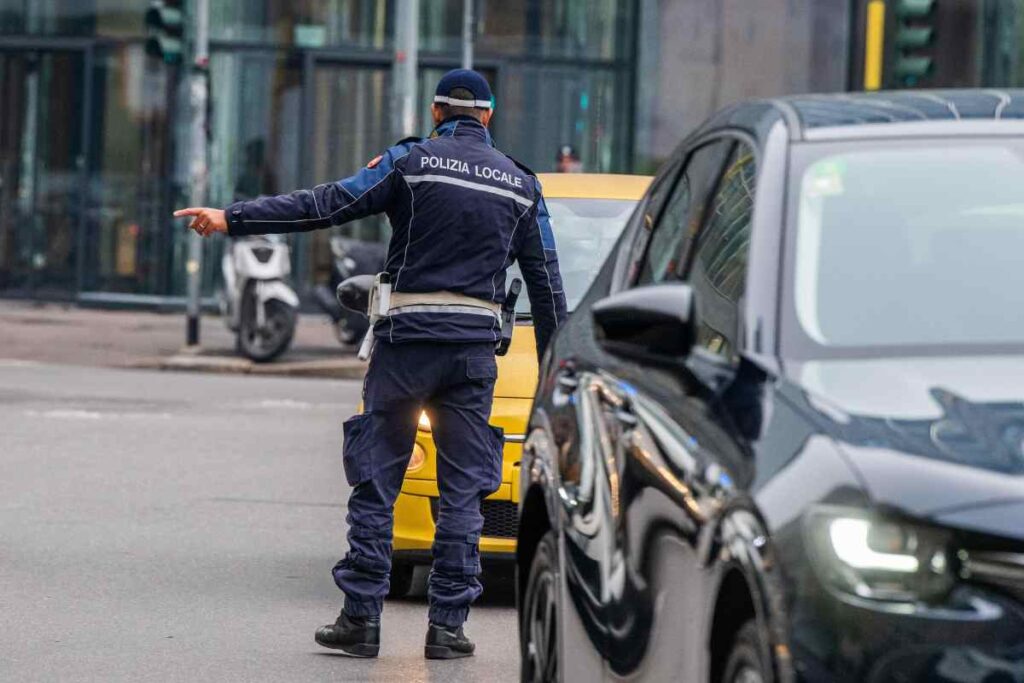 Dal 18 ottobre ci sarà un nuovo obbligo, il rischio è che siano tutti fuorilegge: per gli automobilisti cambierà tutto