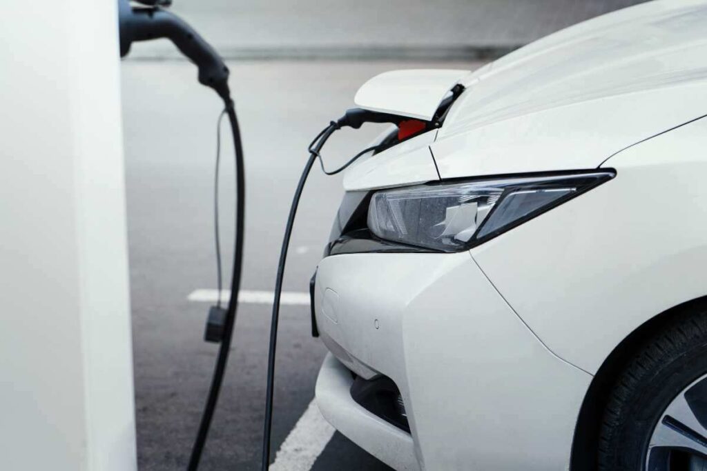 Auto elettrica frecciata all'Europa