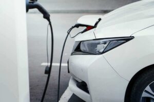 Auto elettrica frecciata all'Europa