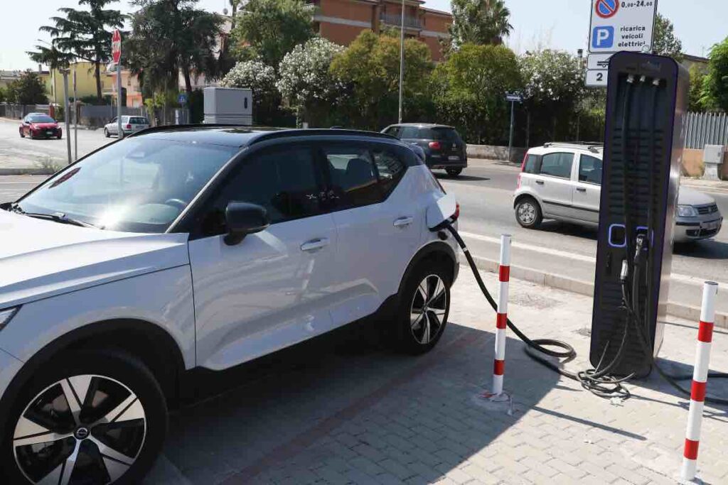 Auto elettrica attacco contro l'Europa