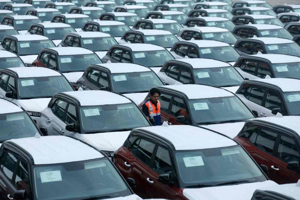 Una serie di macchine parcheggiate