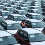 Una serie di macchine parcheggiate