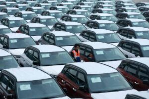 Una serie di macchine parcheggiate