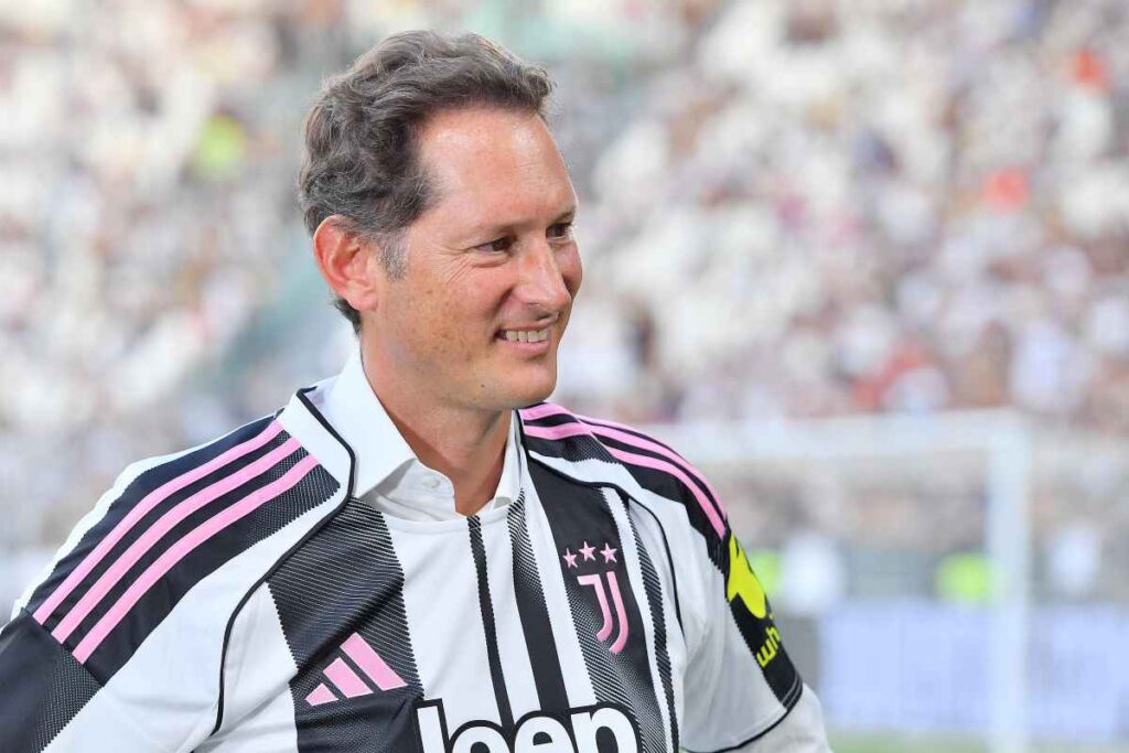 John Elkann sorridente allo stadio