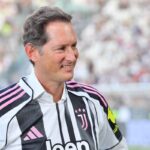 John Elkann sorridente allo stadio
