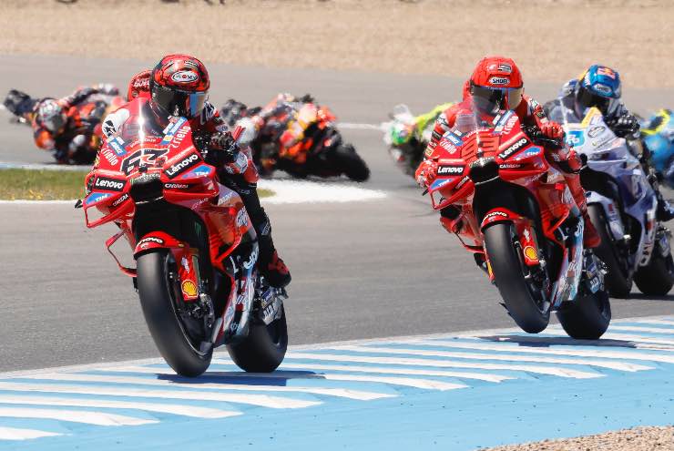 Pecco Bagnaia e Marc Marquez parlano tra di loro
