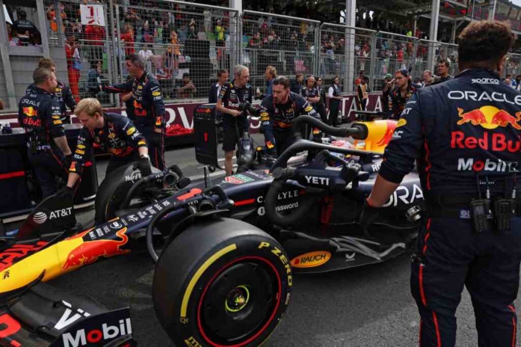 La Red Bull e i suoi meccanici in pista