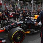La Red Bull e i suoi meccanici in pista