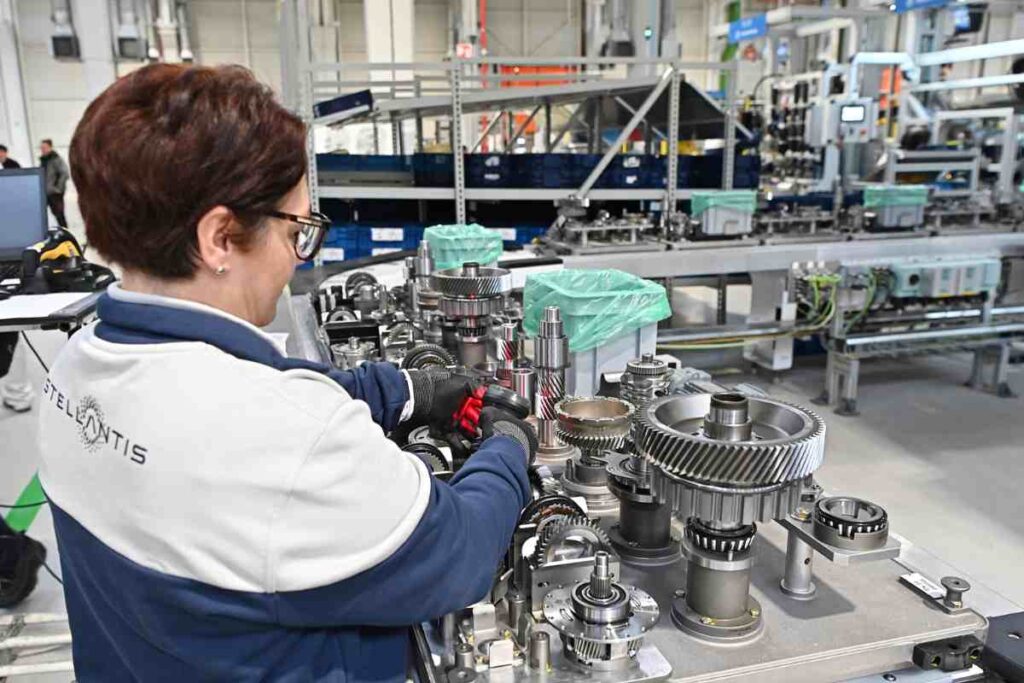 Dipendente di Stellantis al lavoro