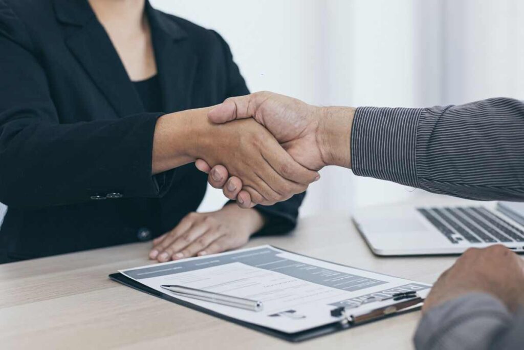 Una delle aziende più note al mondo è alla ricerca di lavoratori italiani: 2.500 euro al mese per viaggiare