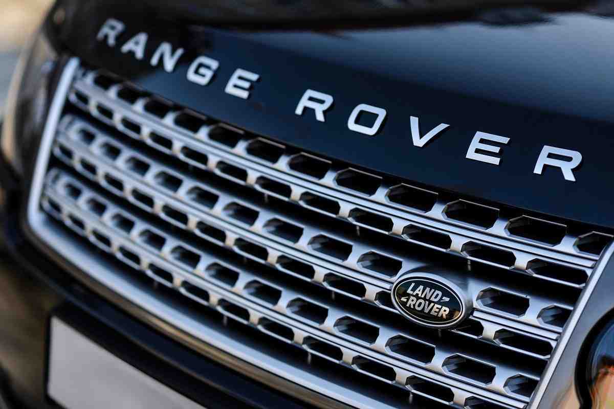 La Range Rover nata a Maranello è finalmente realtà: è il modello definitivo, può affrontare qualunque strada