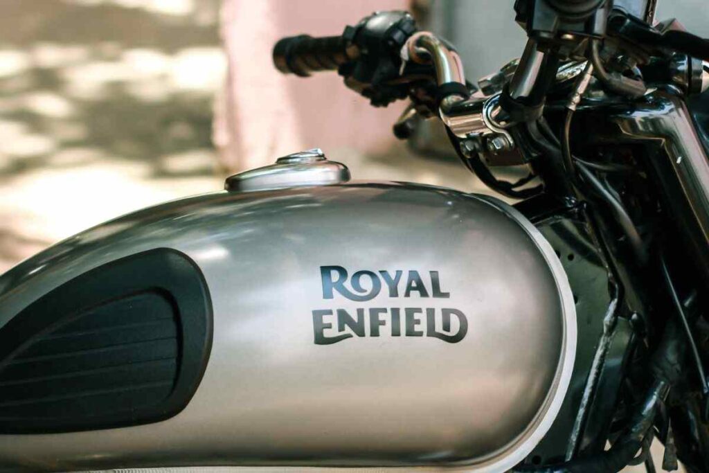 Royal Enfield va avanti guardandosi indietro: la nuova moto ha uno stile vintage con una tecnologia da sballo