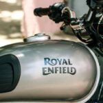 Royal Enfield va avanti guardandosi indietro: la nuova moto ha uno stile vintage con una tecnologia da sballo