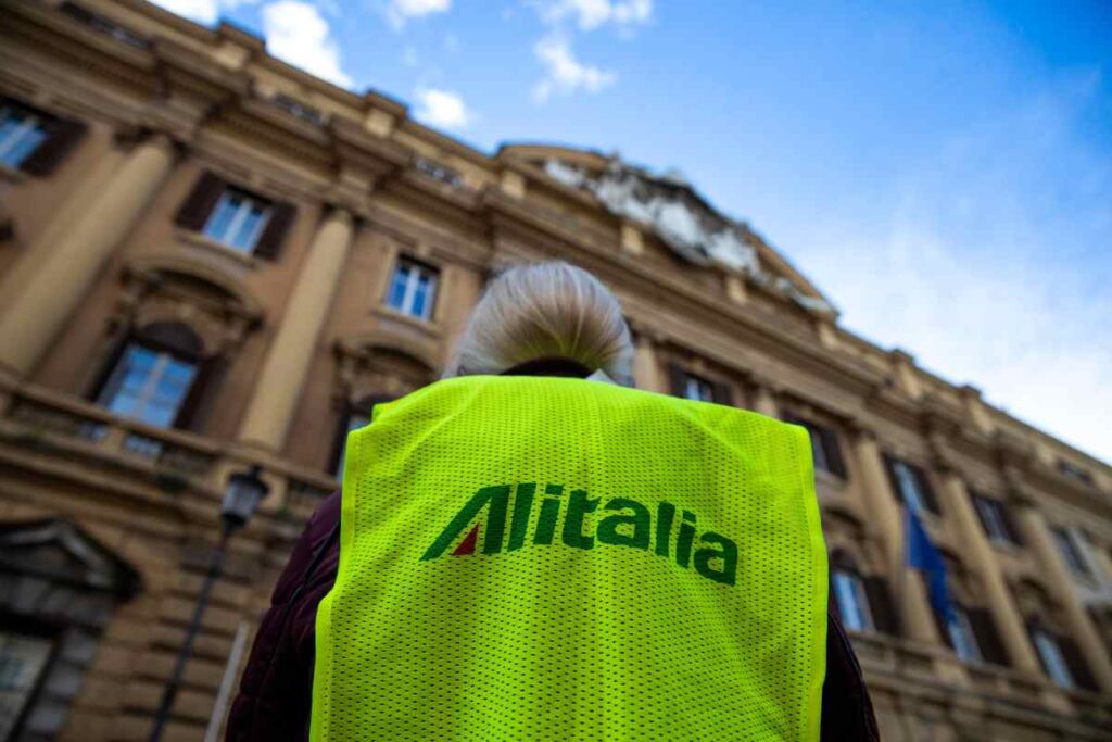 Dipendente dell'Alitalia protesta