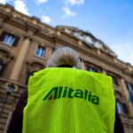 Dipendente dell'Alitalia protesta