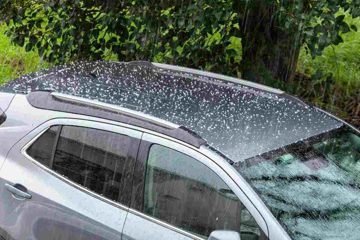 Auto sotto la grandine