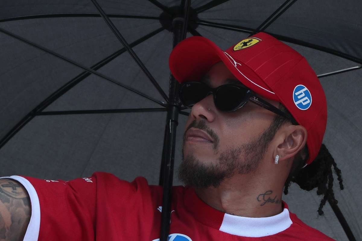 Lewis Hamilton penalizzato