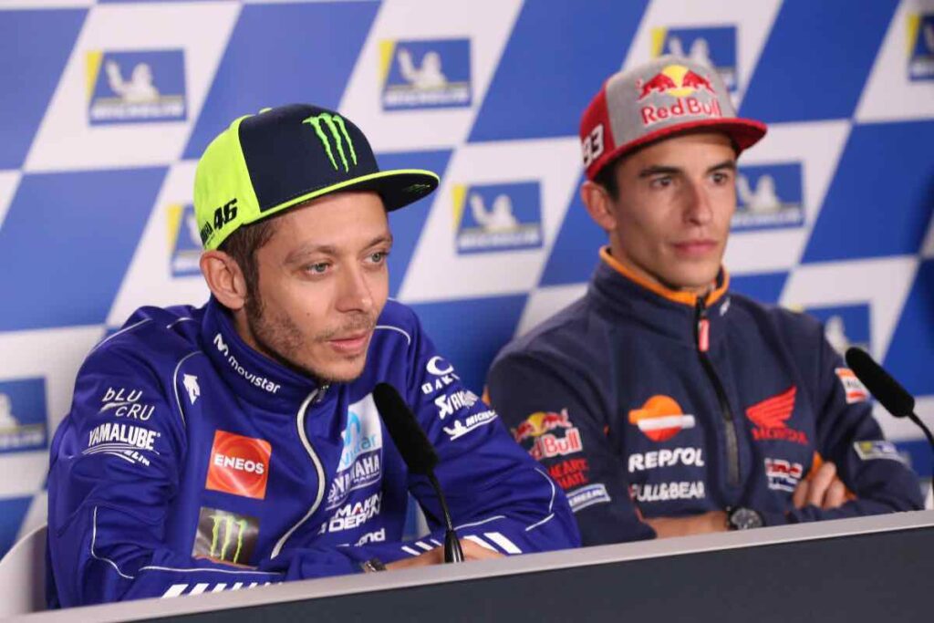 Valentino Rossi e Marc Marquez gli dà un insegnamento